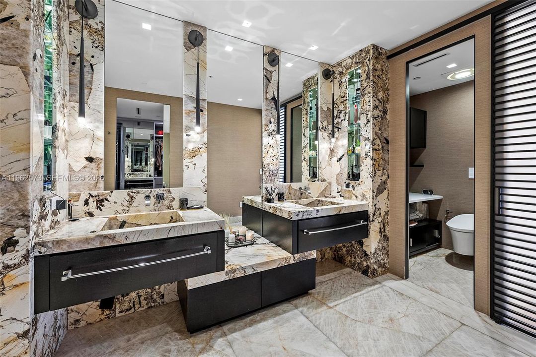 Под контрактом: $3,200,000 (3 спален, 3 ванн, 2470 Квадратных фут)