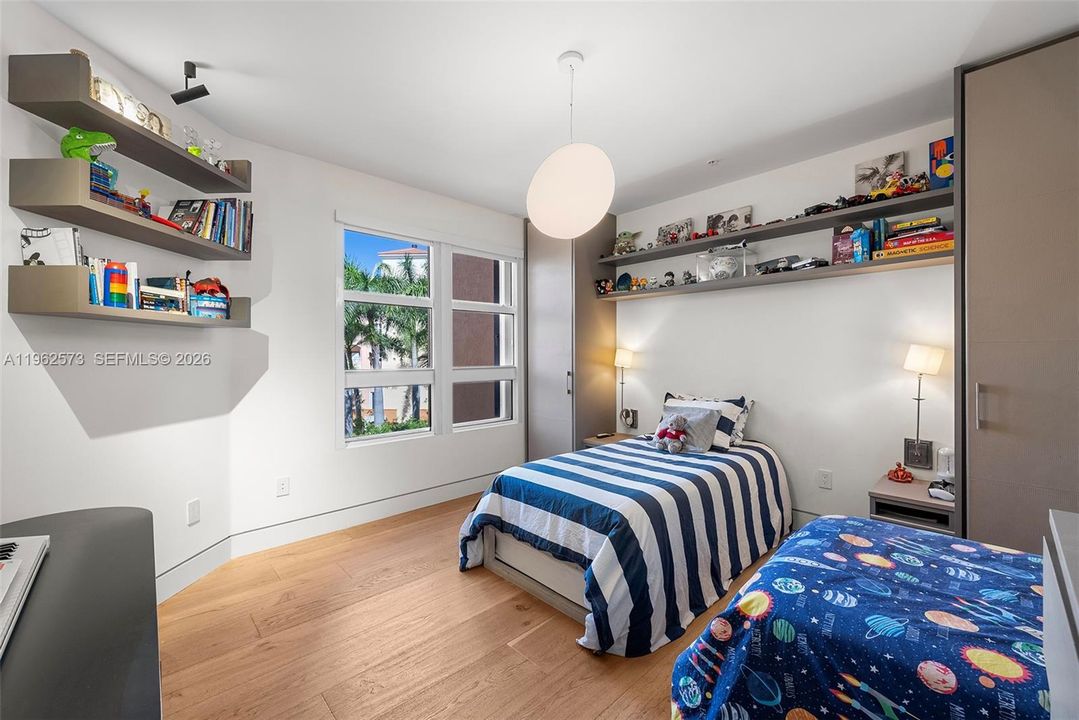 Под контрактом: $3,200,000 (3 спален, 3 ванн, 2470 Квадратных фут)