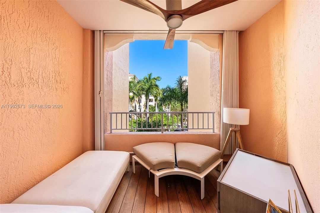 Под контрактом: $3,200,000 (3 спален, 3 ванн, 2470 Квадратных фут)