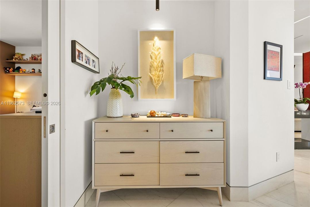 Под контрактом: $3,200,000 (3 спален, 3 ванн, 2470 Квадратных фут)