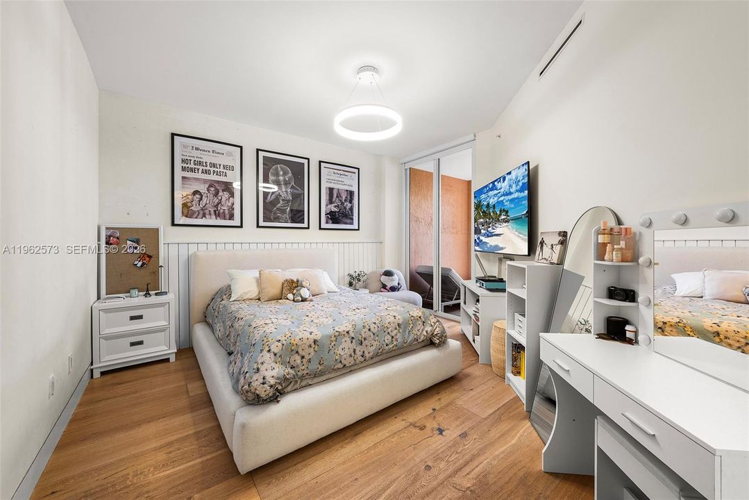 Под контрактом: $3,200,000 (3 спален, 3 ванн, 2470 Квадратных фут)