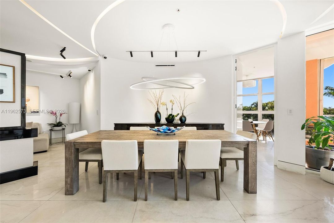 Под контрактом: $3,200,000 (3 спален, 3 ванн, 2470 Квадратных фут)