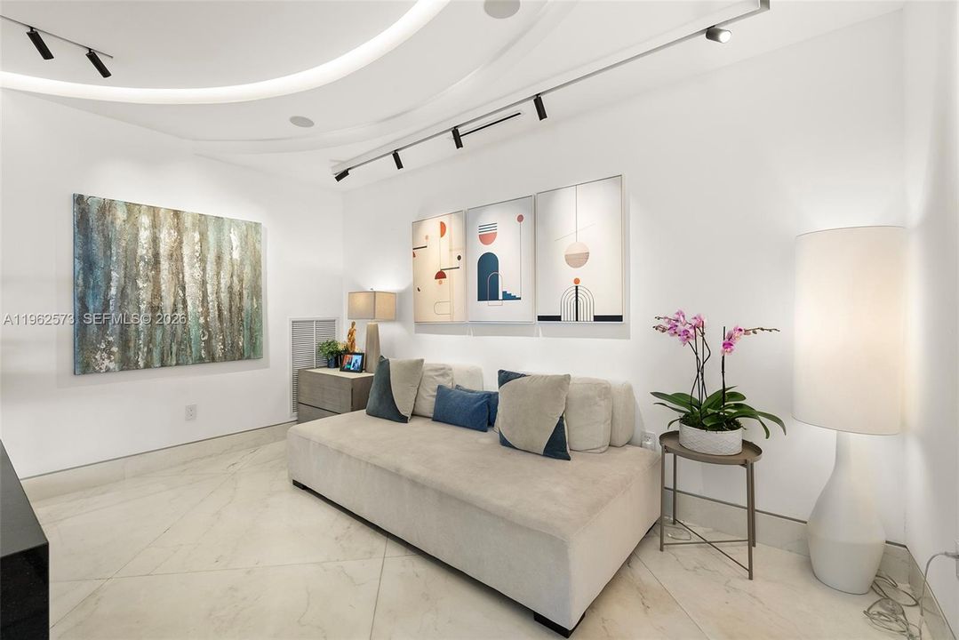 Под контрактом: $3,200,000 (3 спален, 3 ванн, 2470 Квадратных фут)