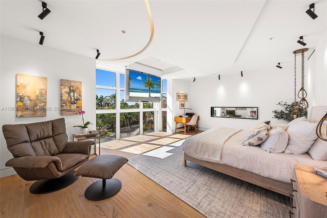 Под контрактом: $3,200,000 (3 спален, 3 ванн, 2470 Квадратных фут)