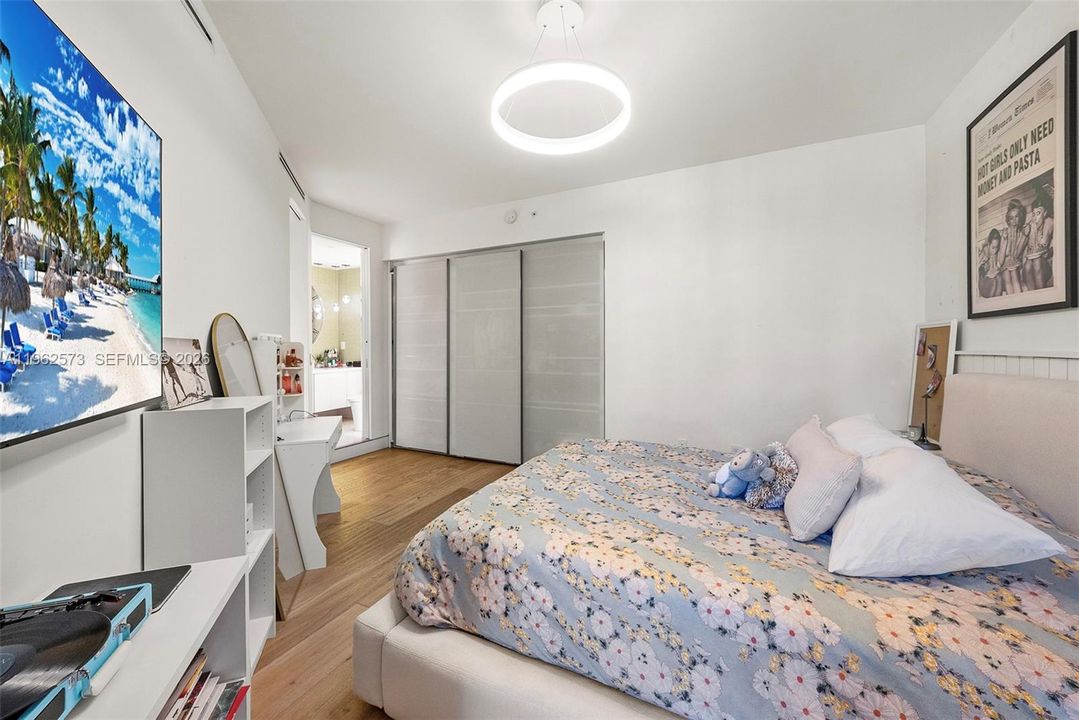 Под контрактом: $3,200,000 (3 спален, 3 ванн, 2470 Квадратных фут)