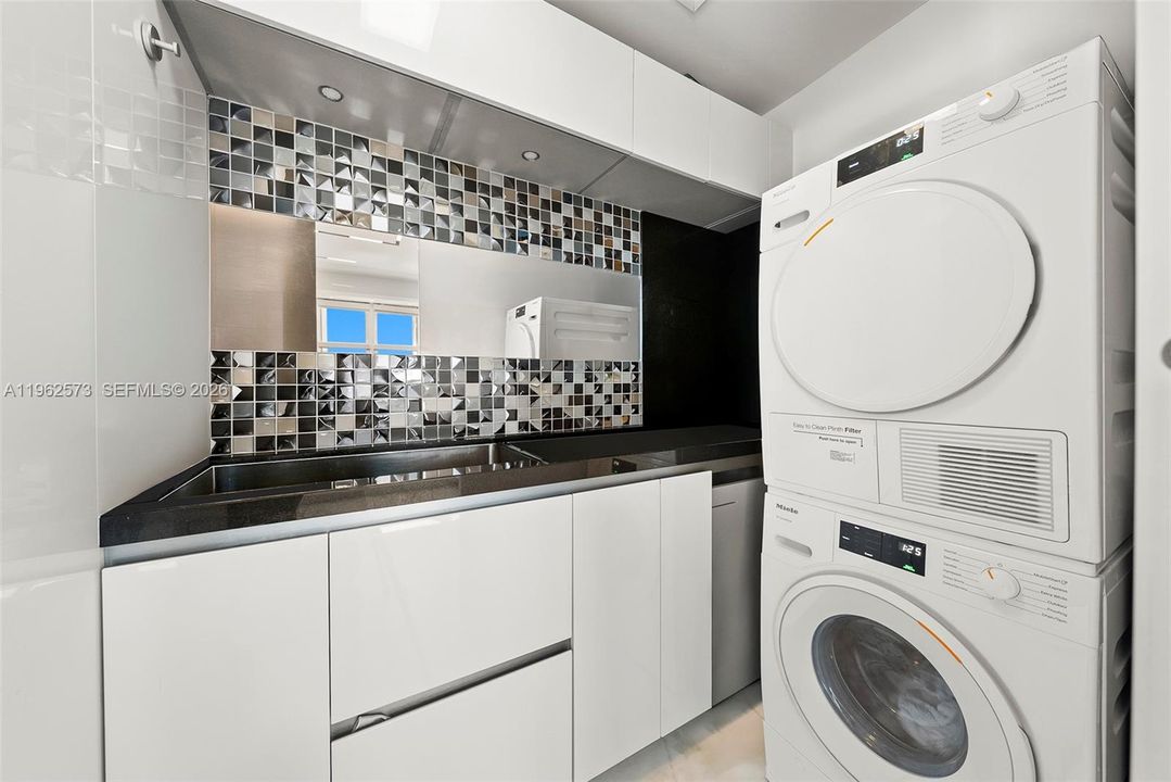 Под контрактом: $3,200,000 (3 спален, 3 ванн, 2470 Квадратных фут)