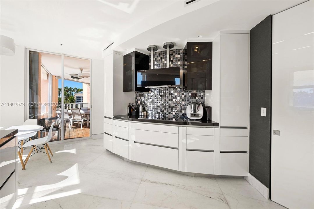 Под контрактом: $3,200,000 (3 спален, 3 ванн, 2470 Квадратных фут)