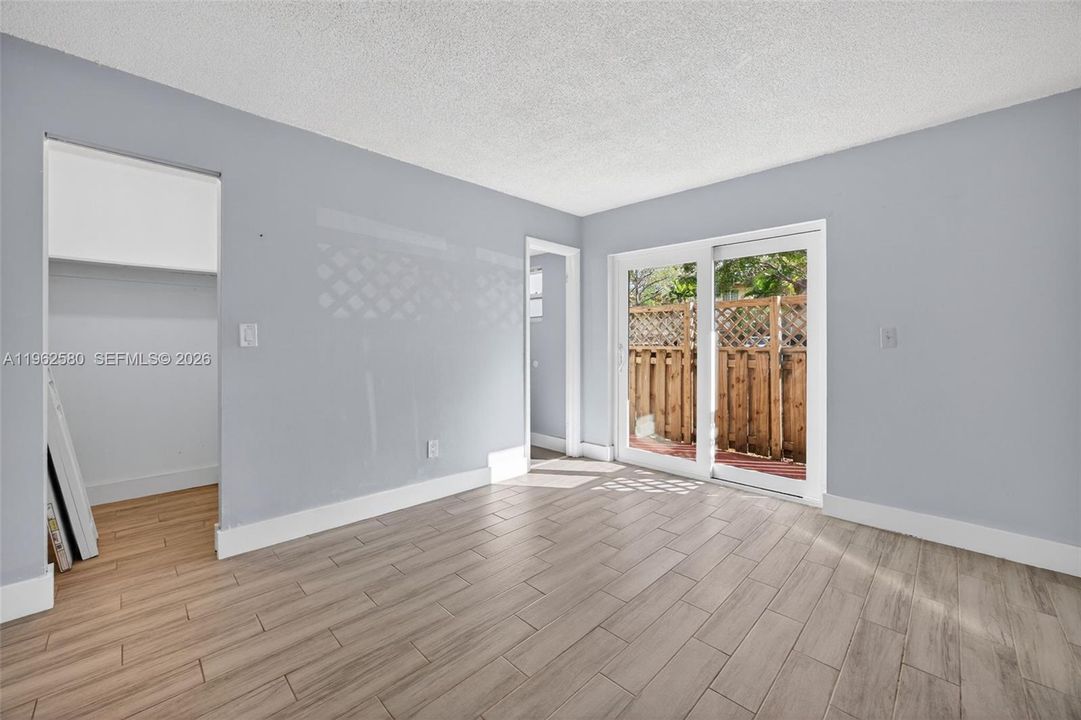 Active With Contract: $230,000 (2 beds, 2 baths, 945 Square Feet)