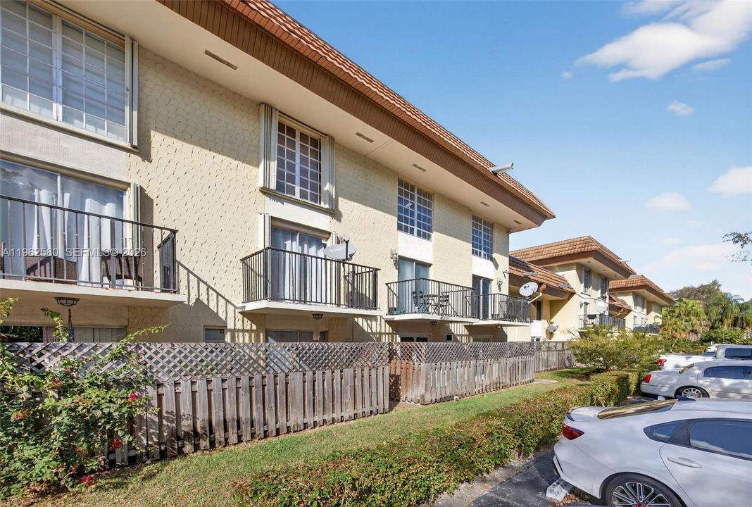 Active With Contract: $230,000 (2 beds, 2 baths, 945 Square Feet)