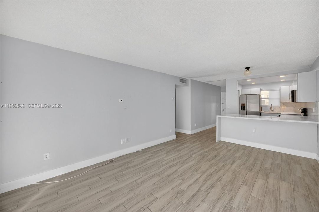 Active With Contract: $230,000 (2 beds, 2 baths, 945 Square Feet)