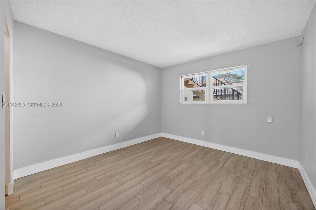 Active With Contract: $230,000 (2 beds, 2 baths, 945 Square Feet)