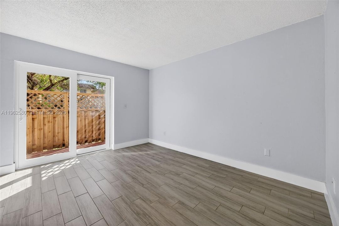 Active With Contract: $230,000 (2 beds, 2 baths, 945 Square Feet)