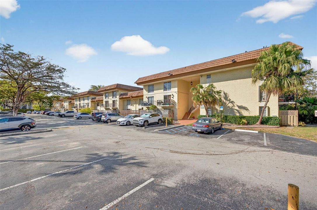 Active With Contract: $230,000 (2 beds, 2 baths, 945 Square Feet)