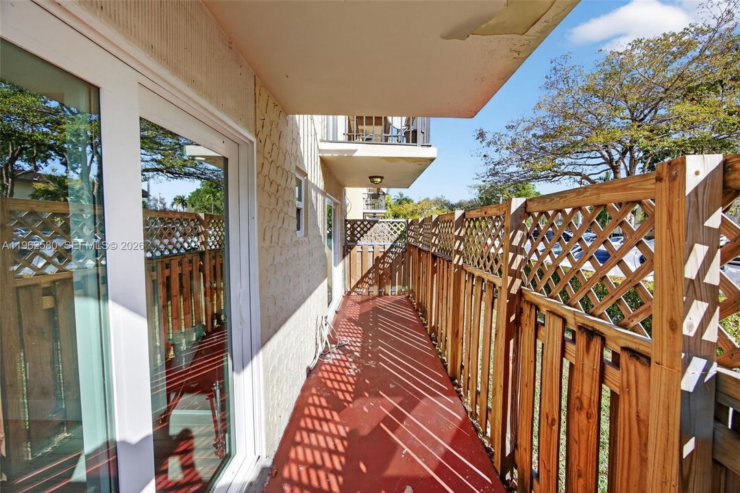 Active With Contract: $230,000 (2 beds, 2 baths, 945 Square Feet)