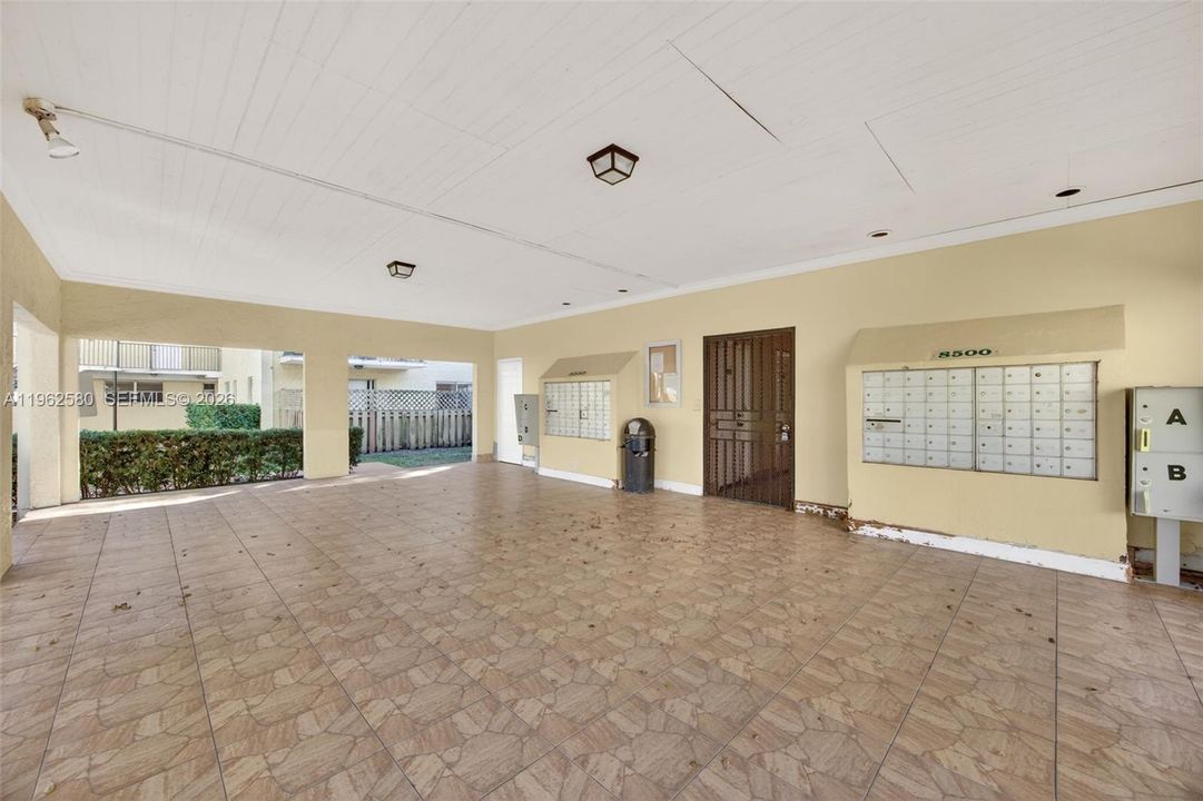 Active With Contract: $230,000 (2 beds, 2 baths, 945 Square Feet)