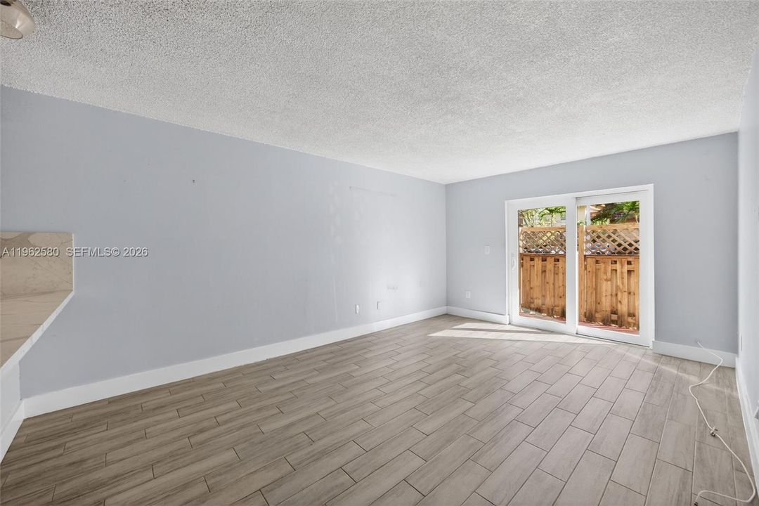 Active With Contract: $230,000 (2 beds, 2 baths, 945 Square Feet)