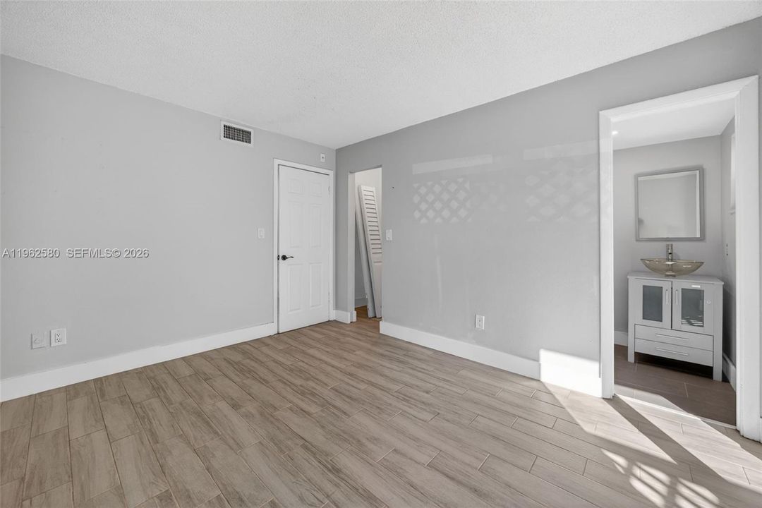 Active With Contract: $230,000 (2 beds, 2 baths, 945 Square Feet)