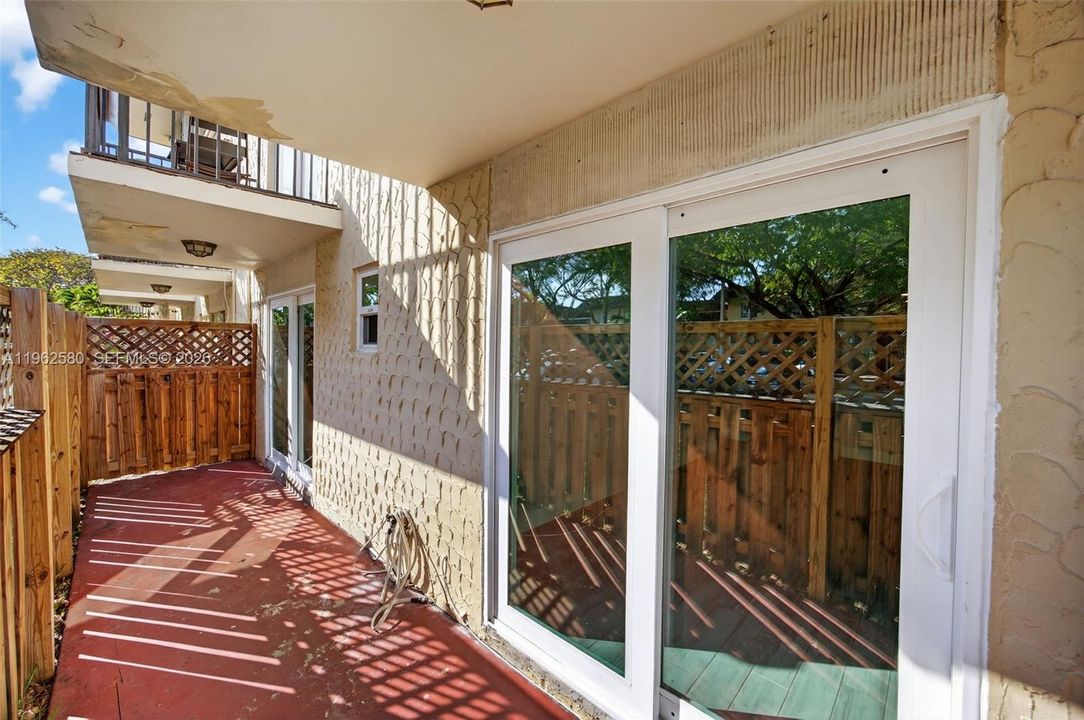 Active With Contract: $230,000 (2 beds, 2 baths, 945 Square Feet)