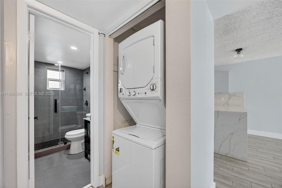Active With Contract: $230,000 (2 beds, 2 baths, 945 Square Feet)