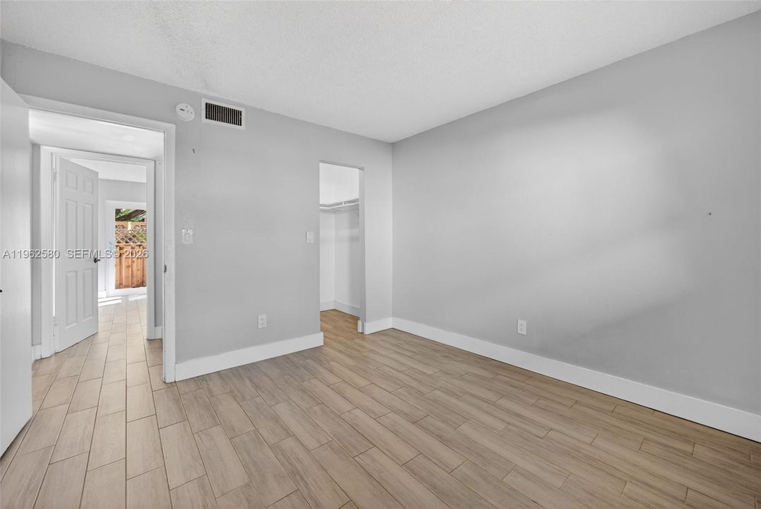 Active With Contract: $230,000 (2 beds, 2 baths, 945 Square Feet)