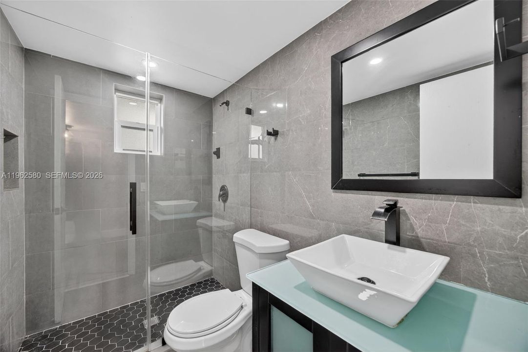 Active With Contract: $230,000 (2 beds, 2 baths, 945 Square Feet)