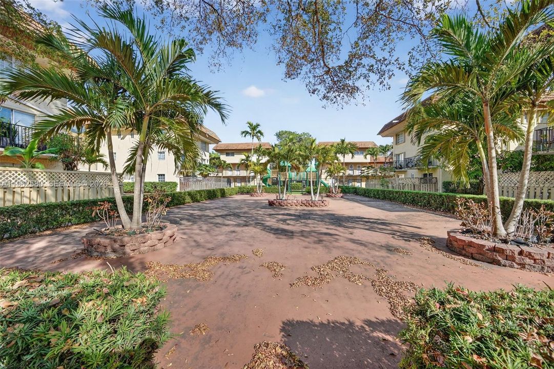 Active With Contract: $230,000 (2 beds, 2 baths, 945 Square Feet)