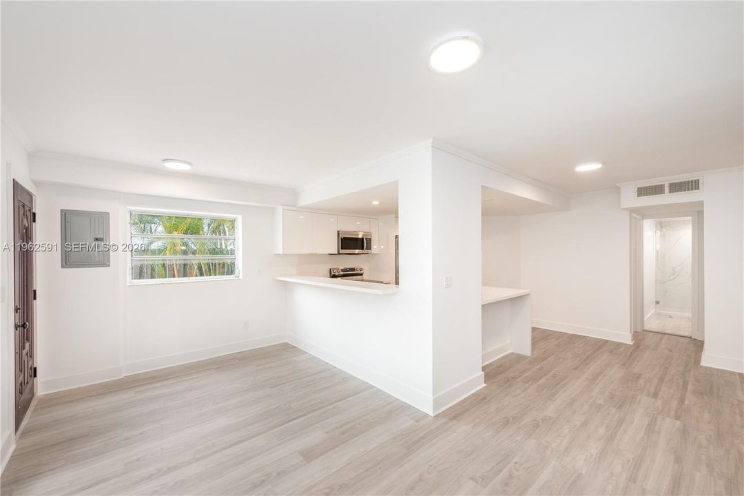 Active With Contract: $2,800 (1 beds, 1 baths, 698 Square Feet)
