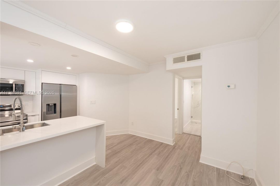 Active With Contract: $2,800 (1 beds, 1 baths, 698 Square Feet)