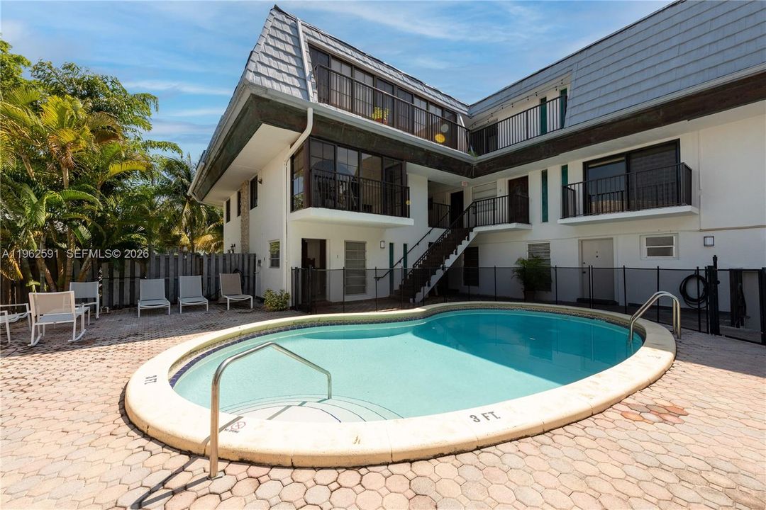 Active With Contract: $2,800 (1 beds, 1 baths, 698 Square Feet)