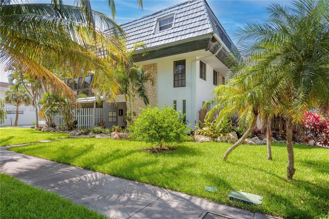 Active With Contract: $2,800 (1 beds, 1 baths, 698 Square Feet)