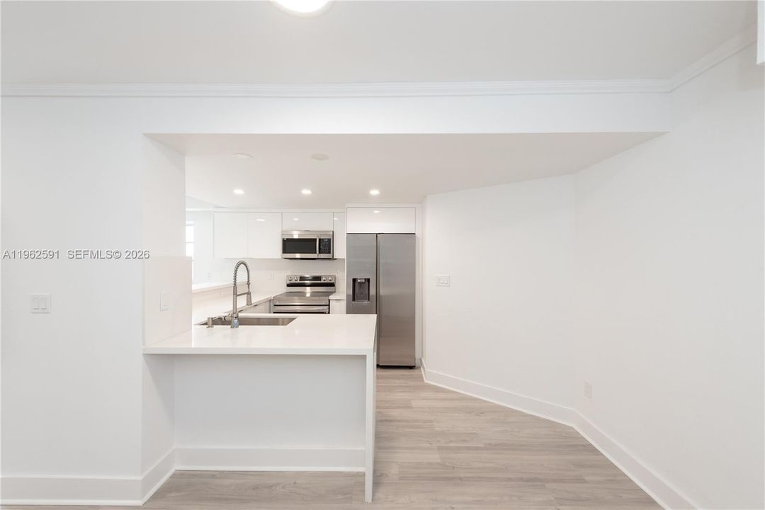 Active With Contract: $2,800 (1 beds, 1 baths, 698 Square Feet)