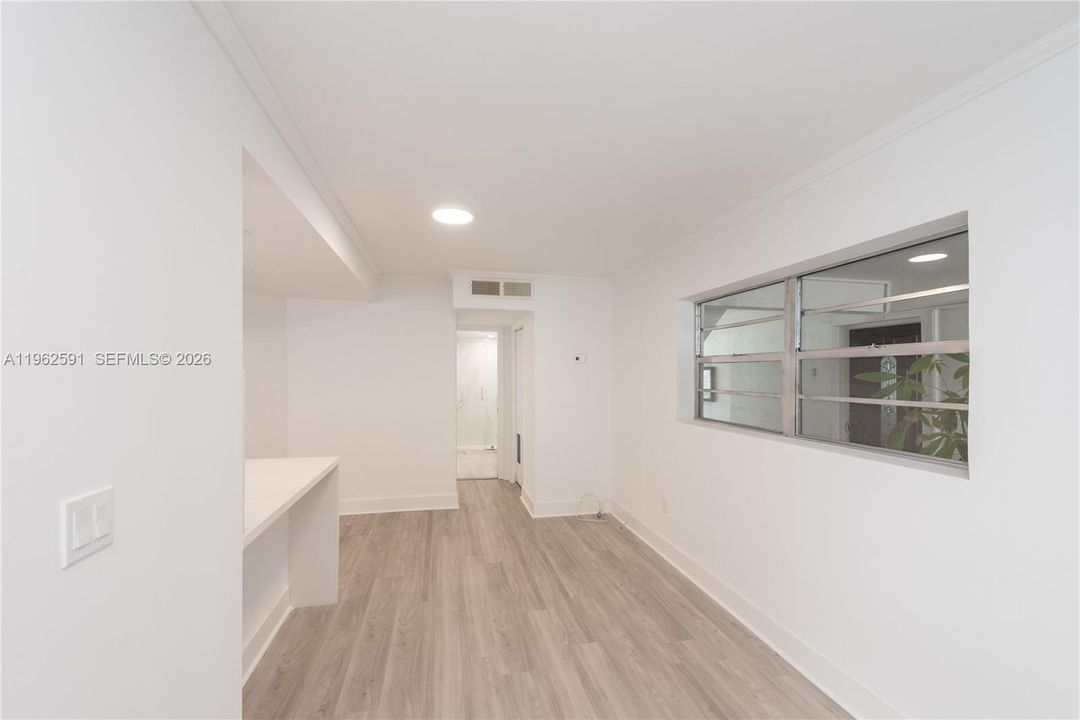 Active With Contract: $2,800 (1 beds, 1 baths, 698 Square Feet)