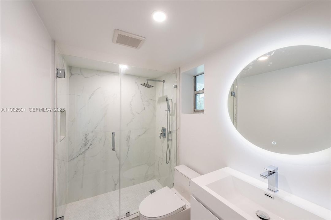 Active With Contract: $2,800 (1 beds, 1 baths, 698 Square Feet)
