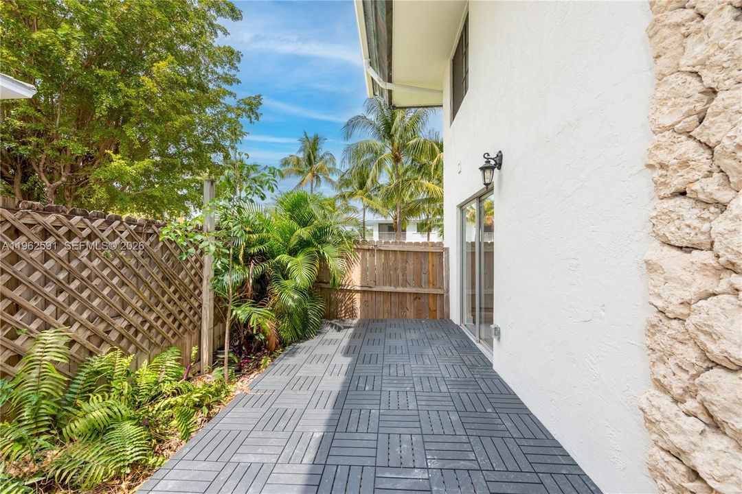 Active With Contract: $2,800 (1 beds, 1 baths, 698 Square Feet)