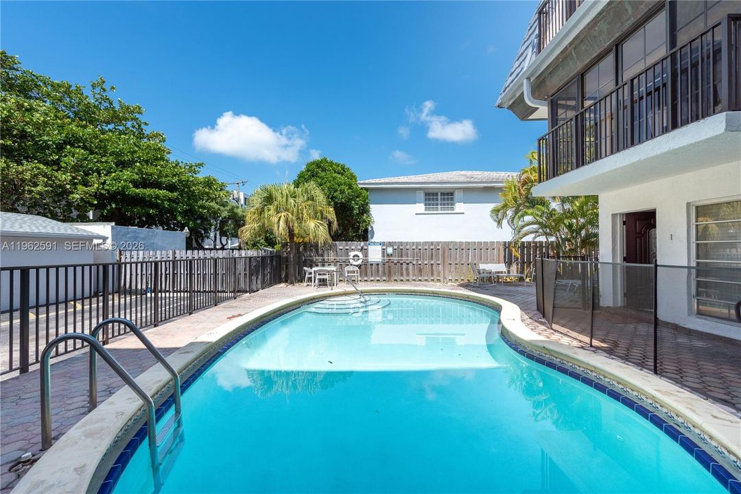 Active With Contract: $2,800 (1 beds, 1 baths, 698 Square Feet)