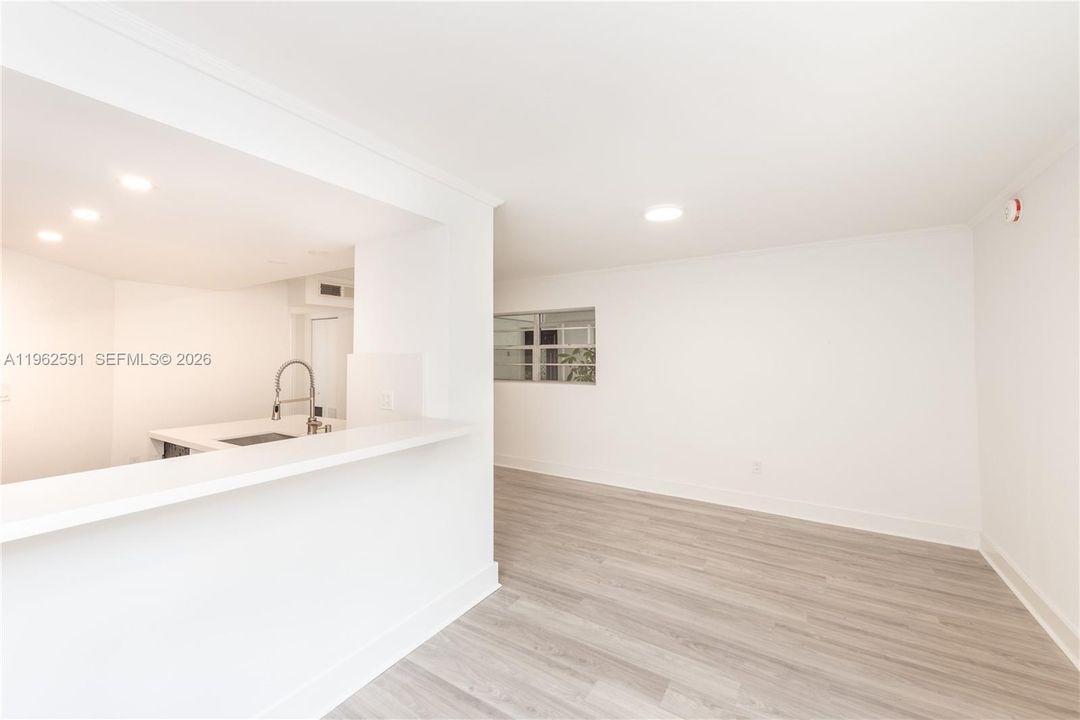 Active With Contract: $2,800 (1 beds, 1 baths, 698 Square Feet)