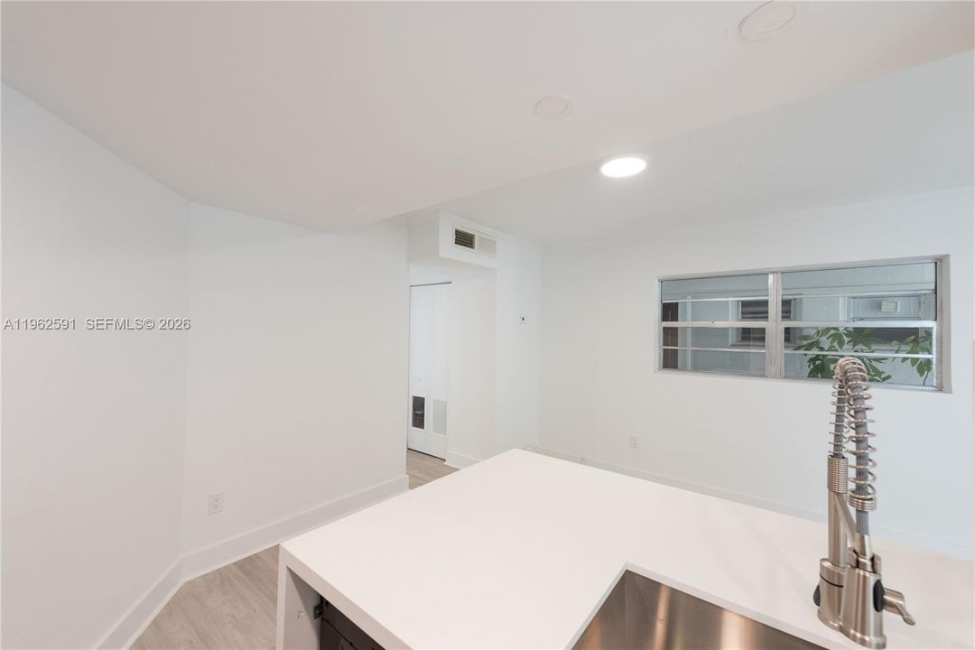 Active With Contract: $2,800 (1 beds, 1 baths, 698 Square Feet)