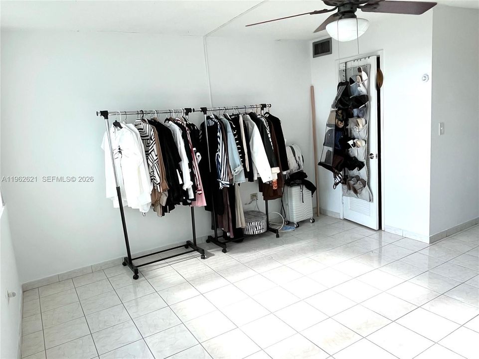 For Sale: $349,500 (1 beds, 2 baths, 912 Square Feet)