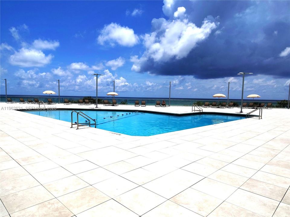 For Sale: $349,500 (1 beds, 2 baths, 912 Square Feet)