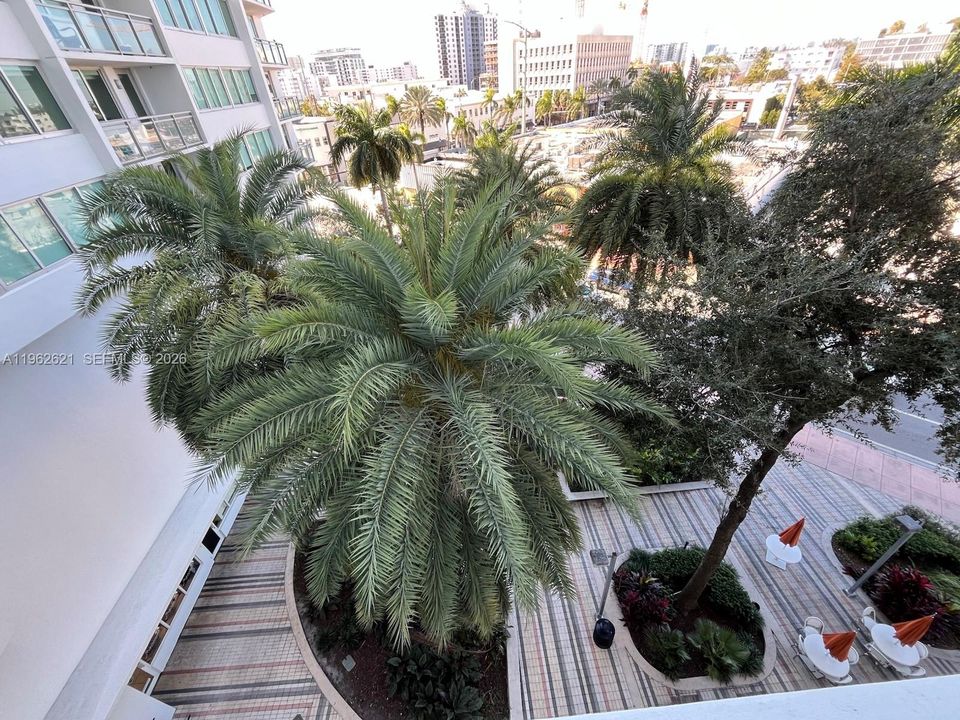For Sale: $349,500 (1 beds, 2 baths, 912 Square Feet)