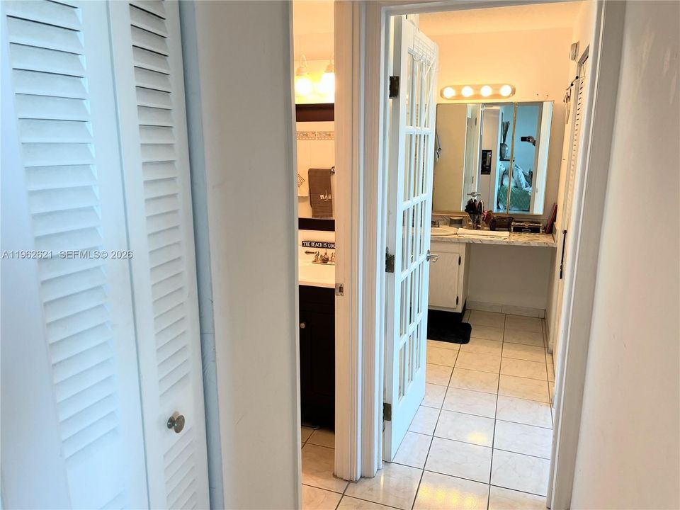 For Sale: $349,500 (1 beds, 2 baths, 912 Square Feet)