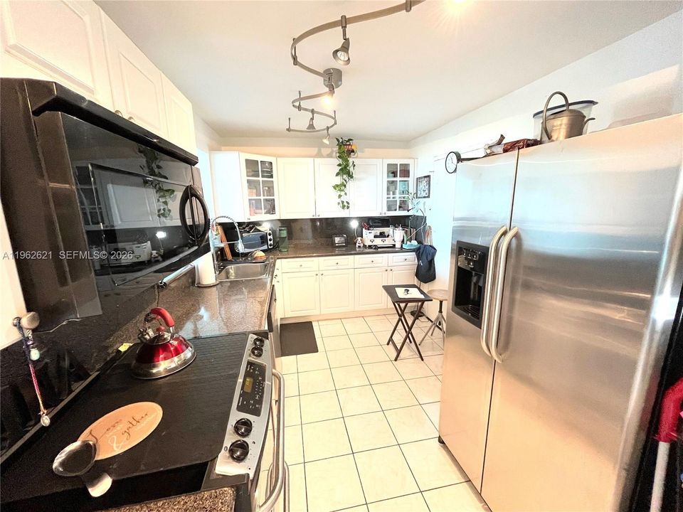 For Sale: $349,500 (1 beds, 2 baths, 912 Square Feet)