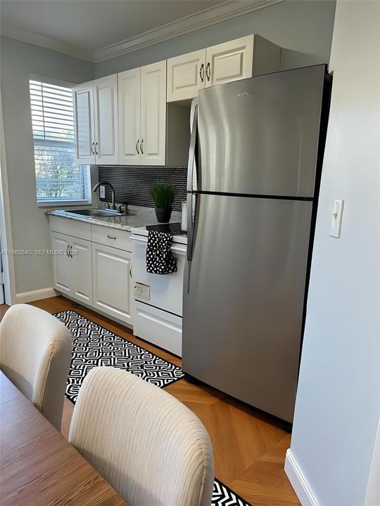 For Sale: $215,000 (2 beds, 1 baths, 693 Square Feet)