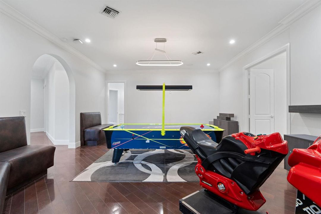 LOFT/GAME ROOM