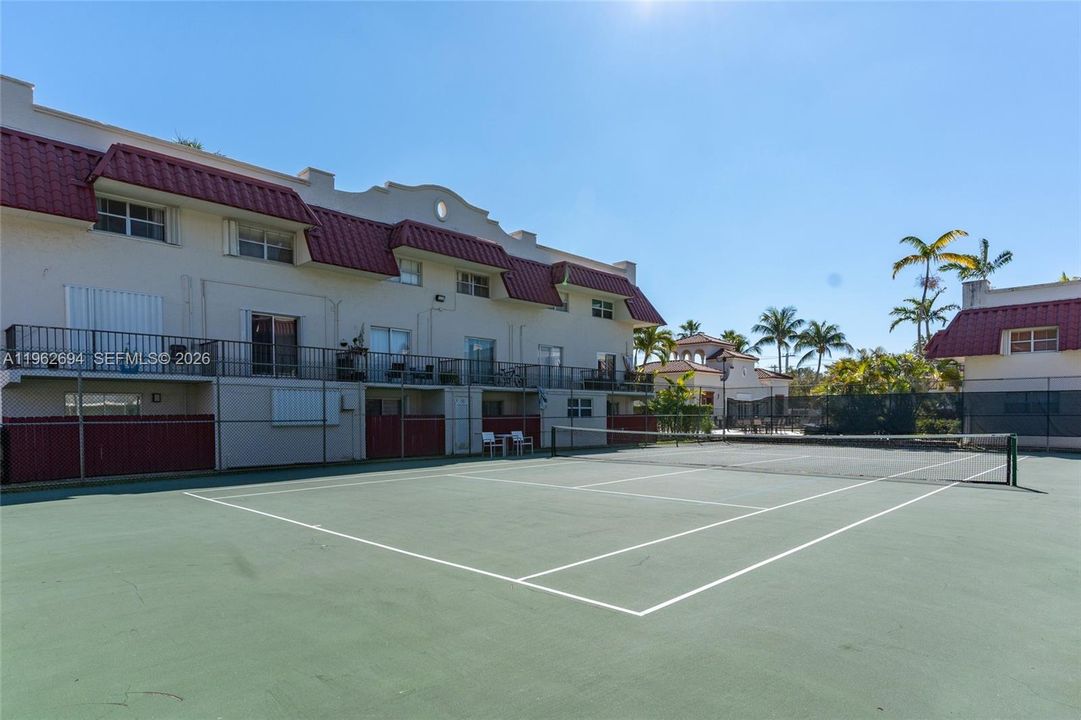 Activo con contrato: $215,000 (1 camas, 1 baños, 700 Pies cuadrados)