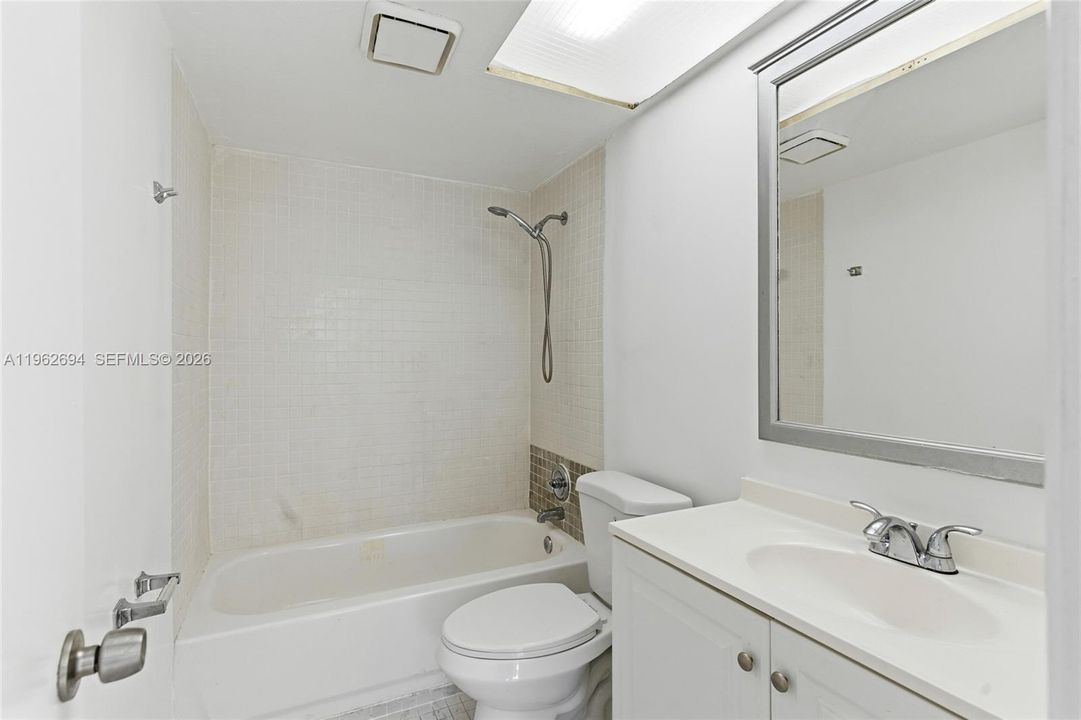 Activo con contrato: $215,000 (1 camas, 1 baños, 700 Pies cuadrados)