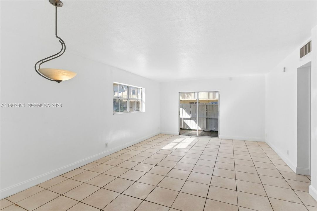 Activo con contrato: $215,000 (1 camas, 1 baños, 700 Pies cuadrados)