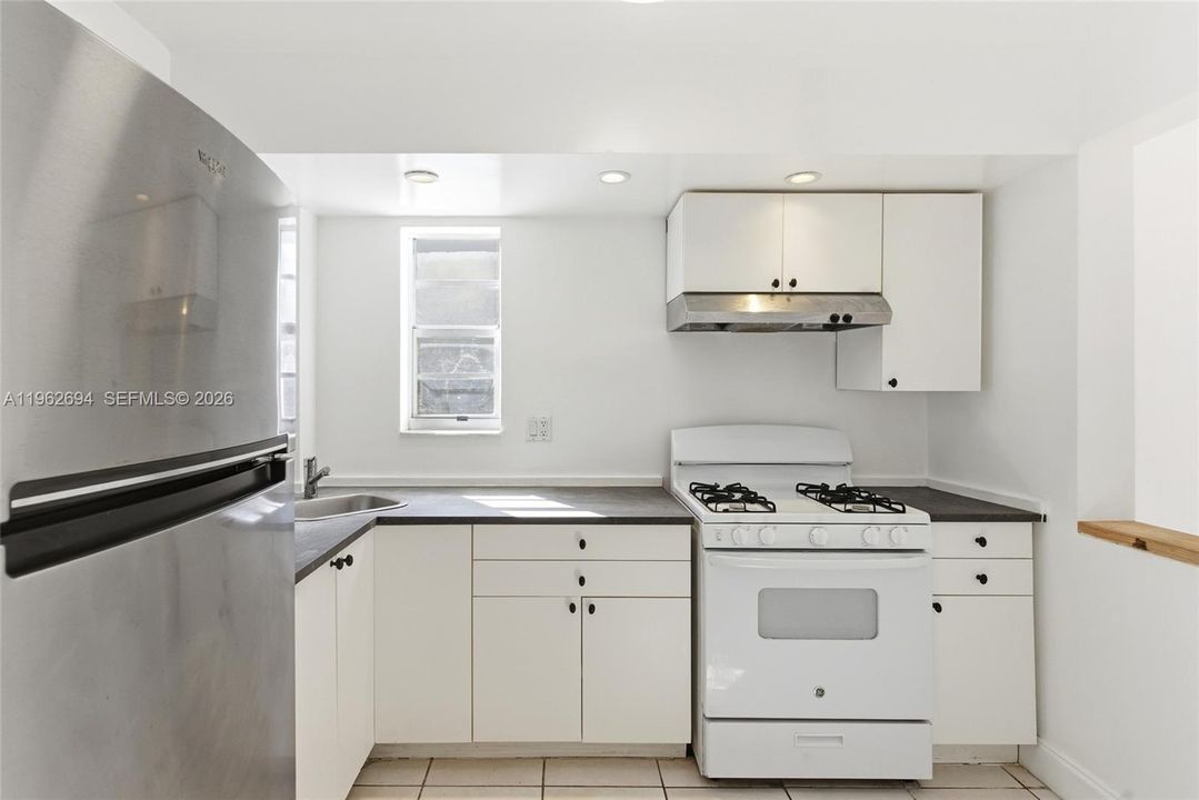 Activo con contrato: $215,000 (1 camas, 1 baños, 700 Pies cuadrados)