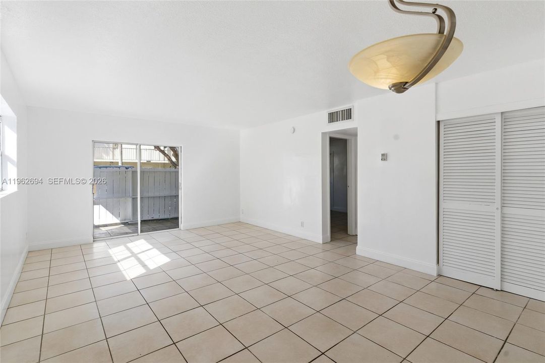 Activo con contrato: $215,000 (1 camas, 1 baños, 700 Pies cuadrados)