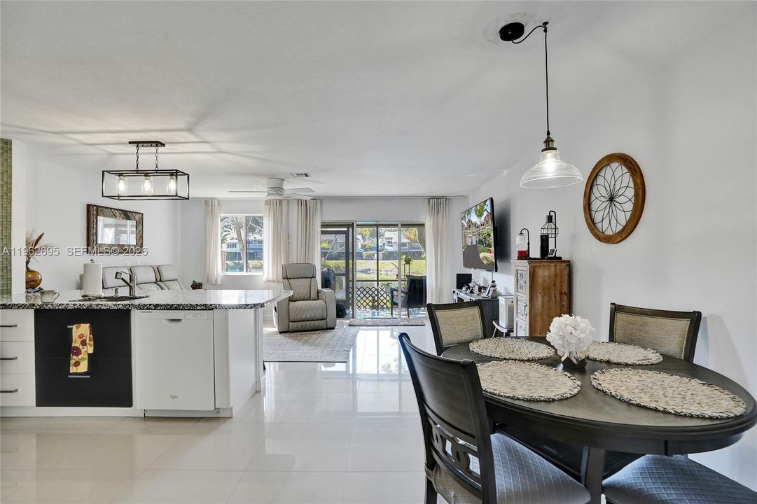 En Venta: $395,000 (2 camas, 2 baños, 1429 Pies cuadrados)
